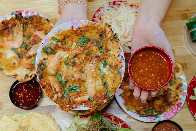 Bánh ép nhân tôm ăn kèm chén nước chấm ớt